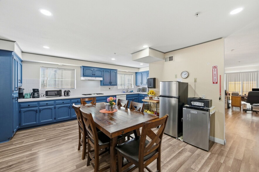 More Photos Of 27828 Parkvale Dr, Santa Clarita Healthcare For Sale