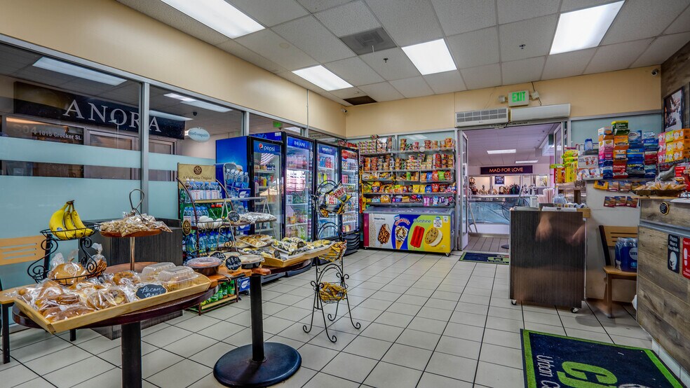 More Photos Of 1015 Crocker St, Los Angeles General Retail For Sale