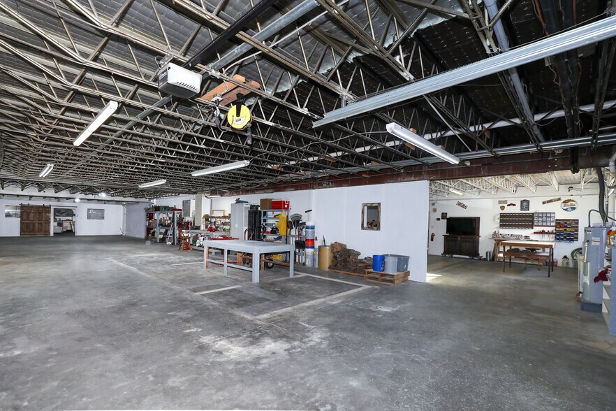 More Photos Of 18 W Currahee St, Toccoa Showroom For Sale