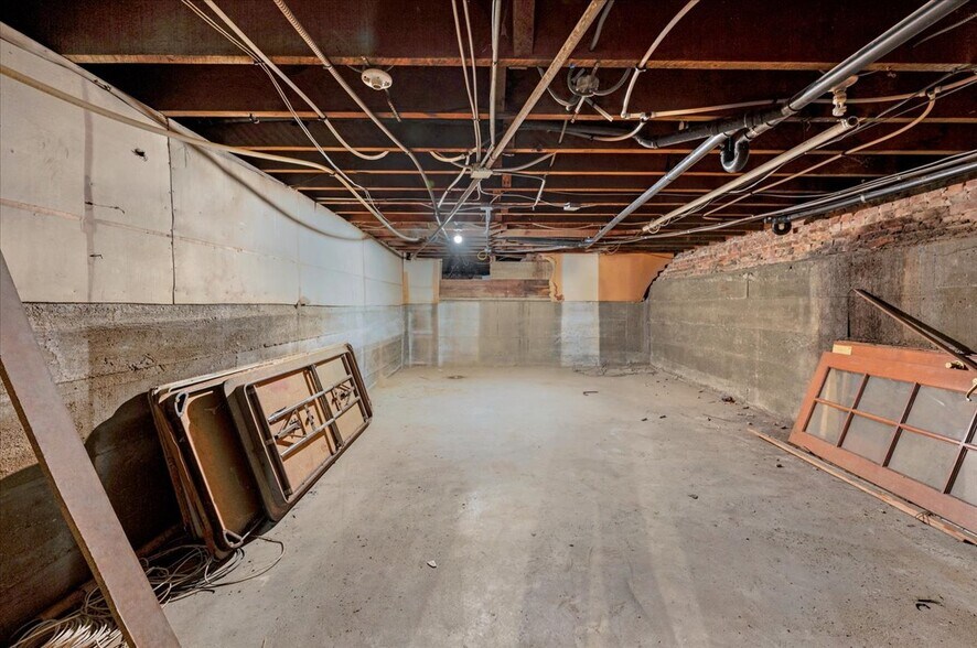 More Photos Of 100 W 7th St, Hanford Storefront Retail Office For Sale