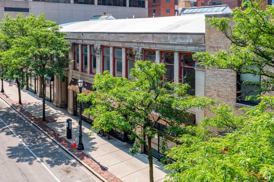 More Photos Of 518 Davis St, Evanston Storefront For Lease