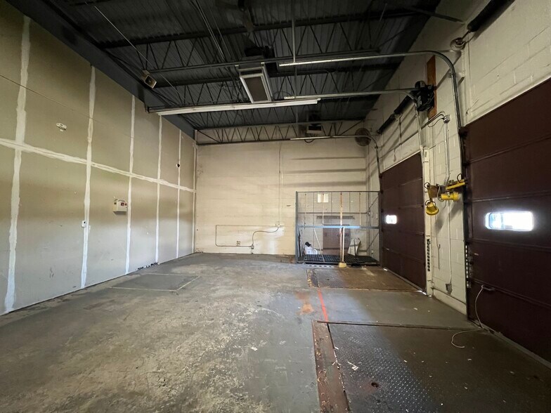 More Photos Of 2305 W Altorfer Rd, Peoria Light Manufacturing For Lease