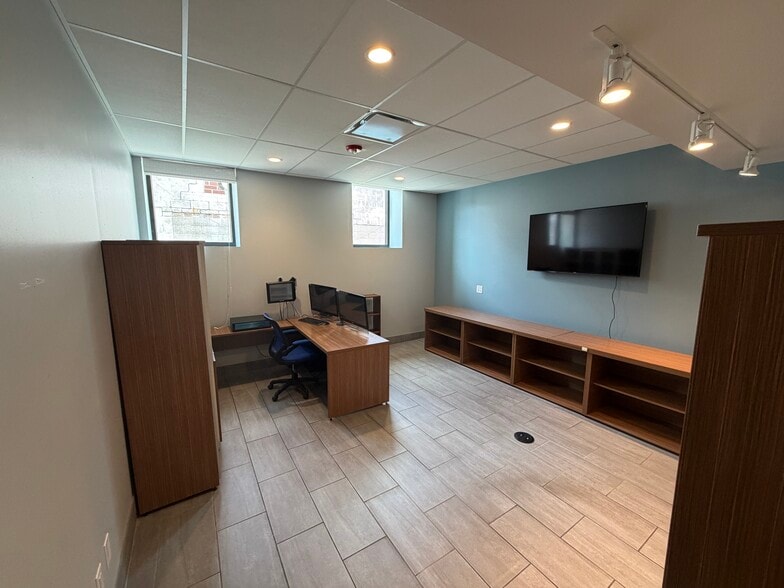 More Photos Of 101 W Capitol Dr, Milwaukee Warehouse For Sale