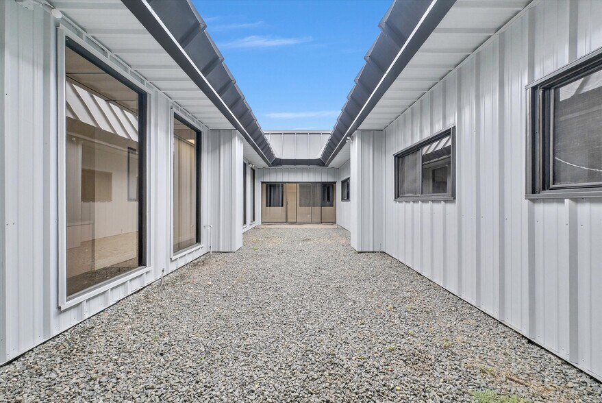 More Photos Of 15384 Arrow Blvd, Fontana Office For Lease