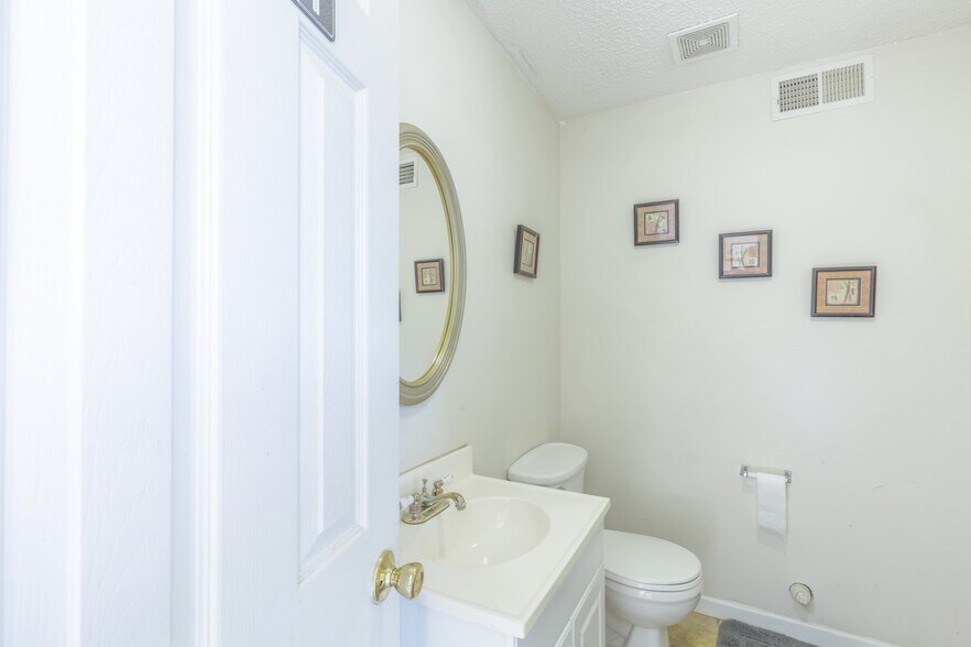 More Photos Of 3709 Brainerd Rd, Chattanooga Office For Sale