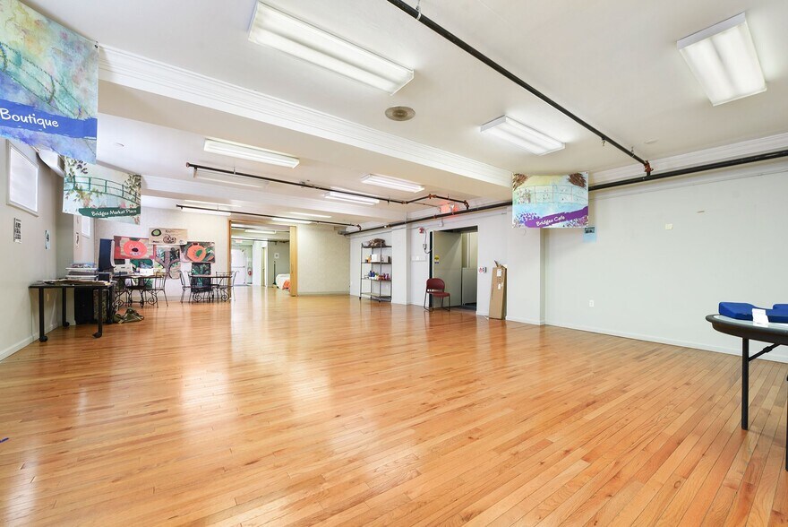 More Photos Of 4749 Baum Blvd, Pittsburgh Showroom For Lease