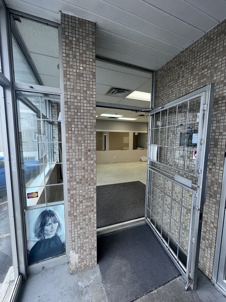 More Photos Of 548 Boul Laval, Laval General Retail For Lease