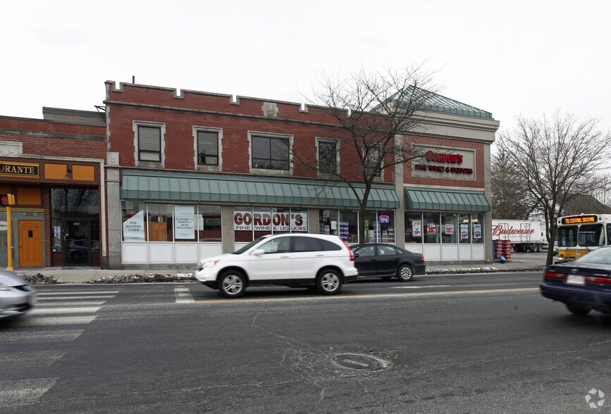 More Photos Of 894 Main St, Waltham Freestanding For Lease