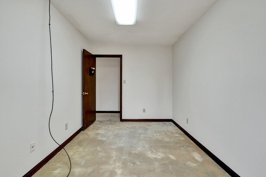 More Photos Of 1050 Whisperwood Trl NE, Cleveland Light Distribution For Sale