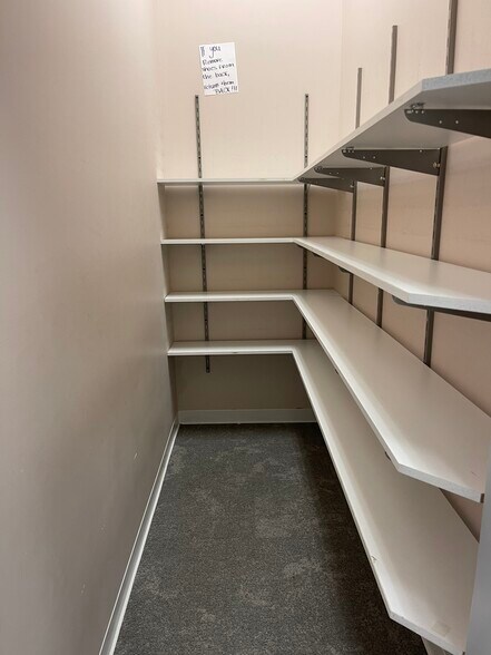 More Photos Of 601 E Dimond Blvd, Anchorage General Retail For Lease