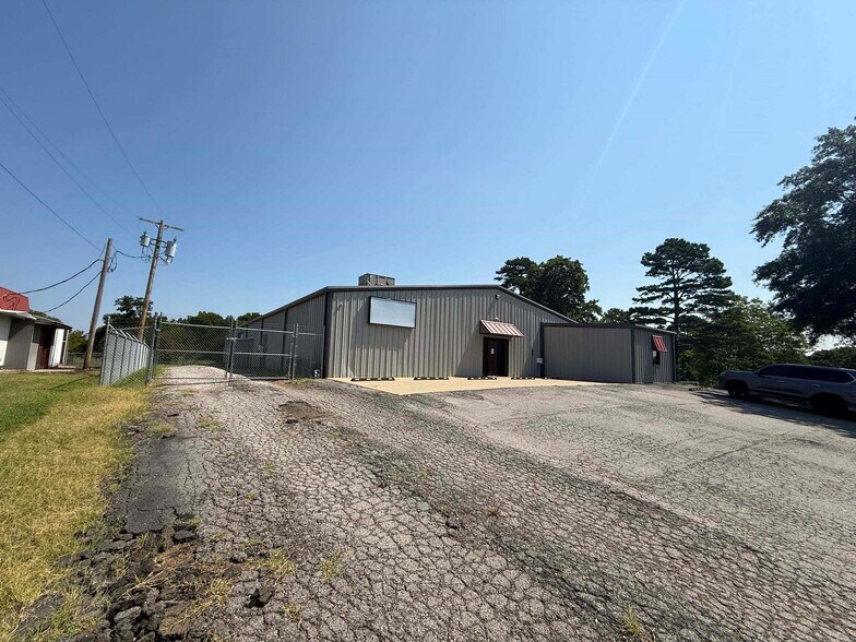 More Photos Of 1705 W Walnut St, Paris Industrial For Lease