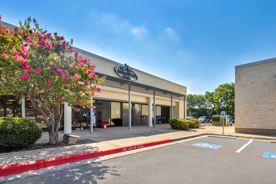 More Photos Of 2000 N Mays St, Round Rock Freestanding For Lease