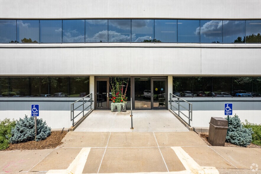 More Photos Of 7441 O St, Lincoln Medical For Lease