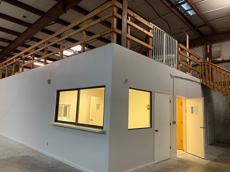 More Photos Of 237 Interstate Blvd, Sarasota Warehouse For Lease