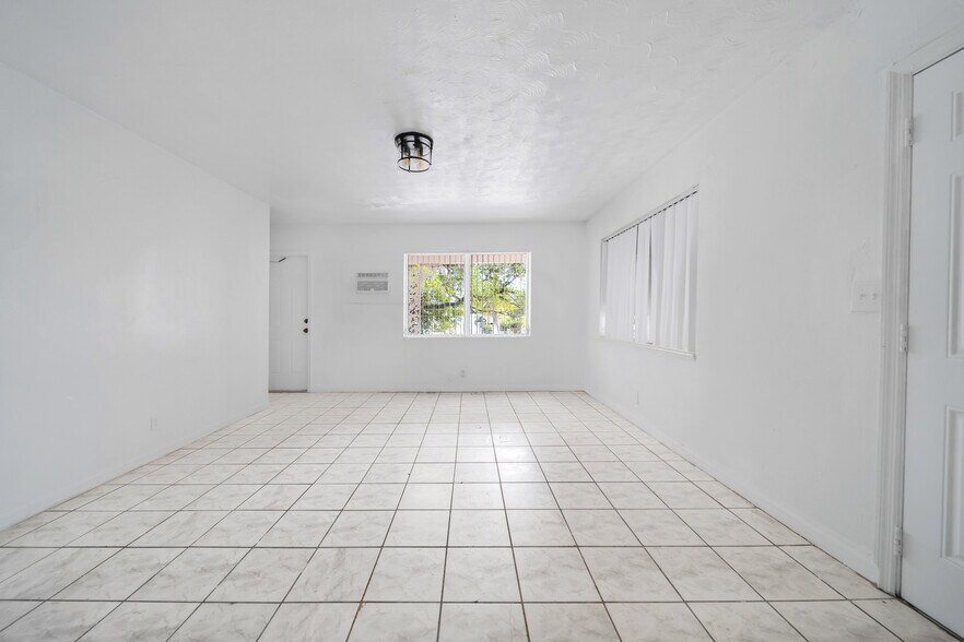 More Photos Of 1943-1947 Buchanan St, Hollywood Apartments For Sale