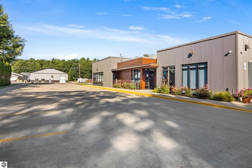 More Photos Of 11921 SE Torch Lake Dr, Alden Restaurant For Sale