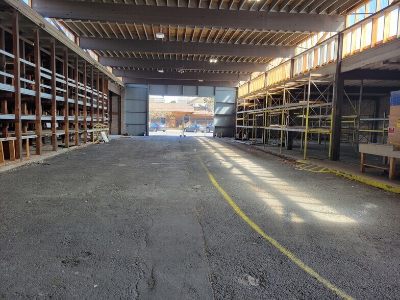 More Photos Of 137 NE 2nd St, Prineville Showroom For Sale