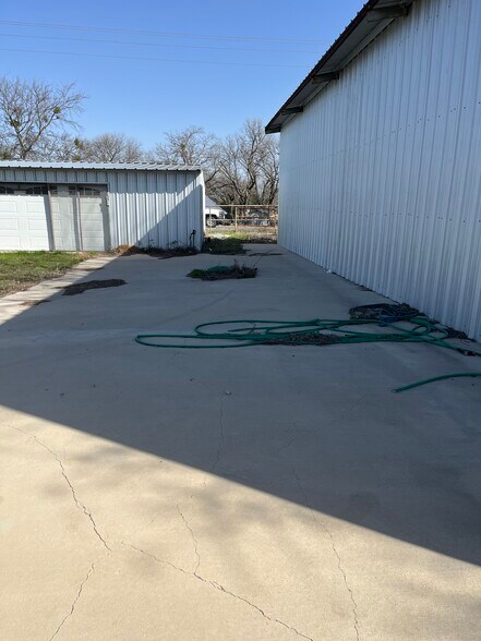 More Photos Of FM 902 and Cobler Road, Collinsville Light Distribution For Lease