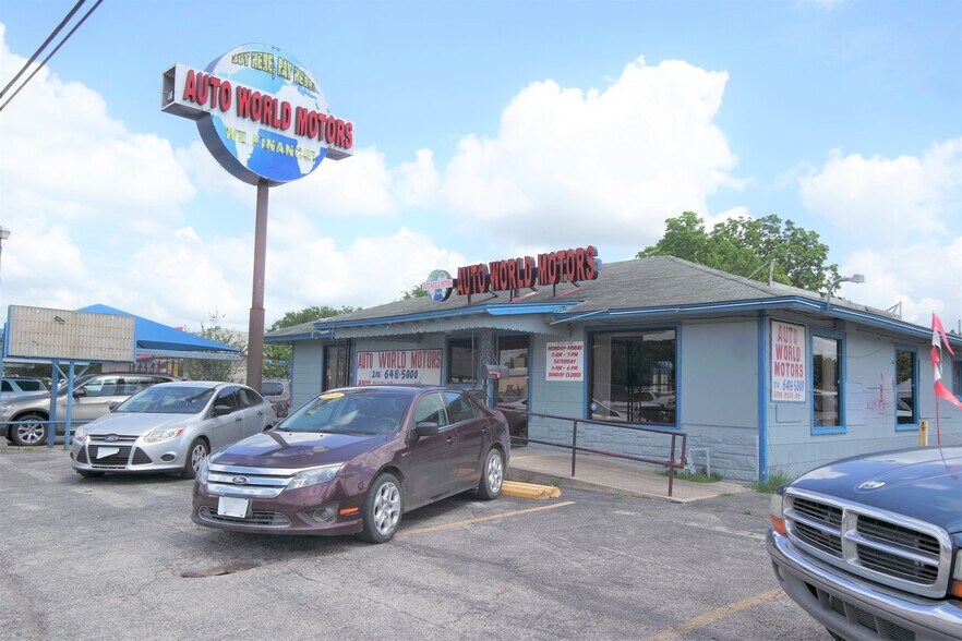Primary Photo Of 4800 Rigsby Ave, San Antonio Auto Dealership For Lease