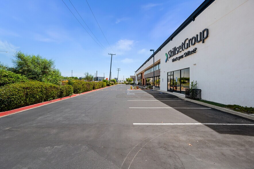 More Photos Of 800 E Dyer Rd, Santa Ana Showroom For Sale