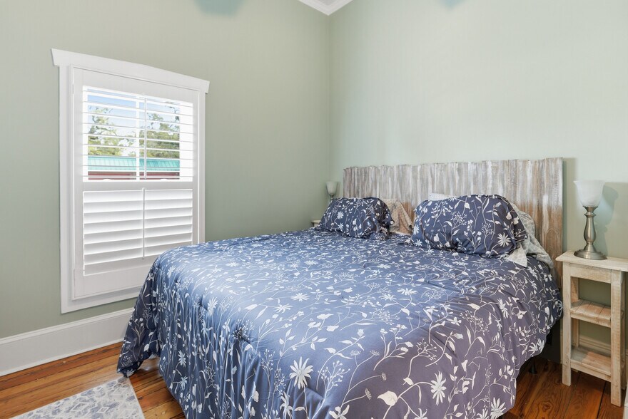 More Photos Of 119 N Davis St, Southport Hospitality For Sale