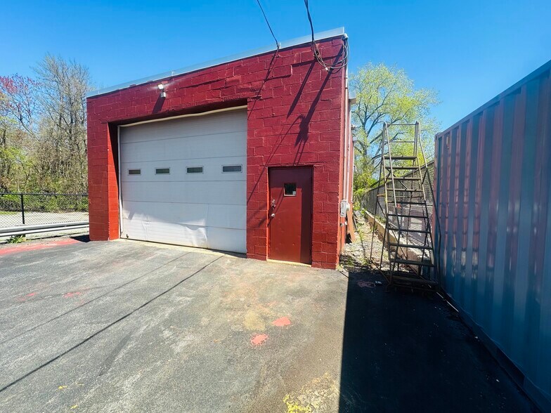 More Photos Of 130 Cross St, Winchester Service For Lease