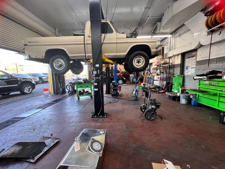 More Photos Of 8140 E Butherus Dr, Scottsdale Auto Dealership For Lease