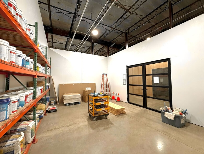 More Photos Of 600 S 1st St, Rogers Warehouse For Lease