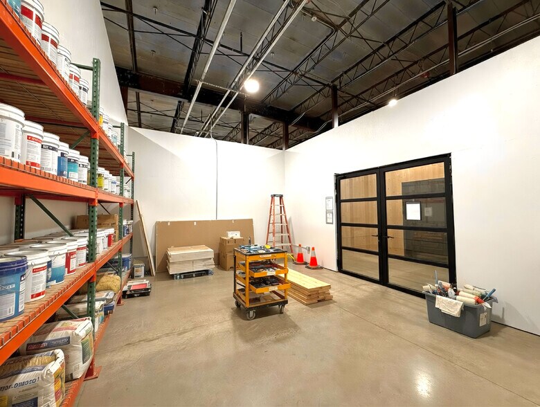 More Photos Of 600 S 1st St, Rogers Warehouse For Lease