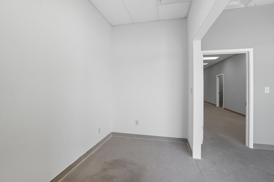 More Photos Of 1104-1124 Kemper Meadow Dr, Forest Park Storefront For Lease