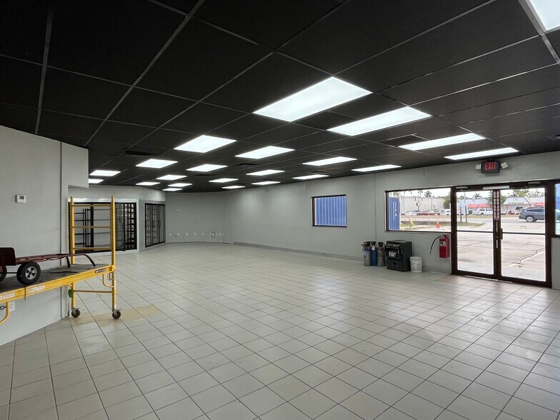 More Photos Of 2790 N Tamiami Trl, North Fort Myers Convenience Store For Sale