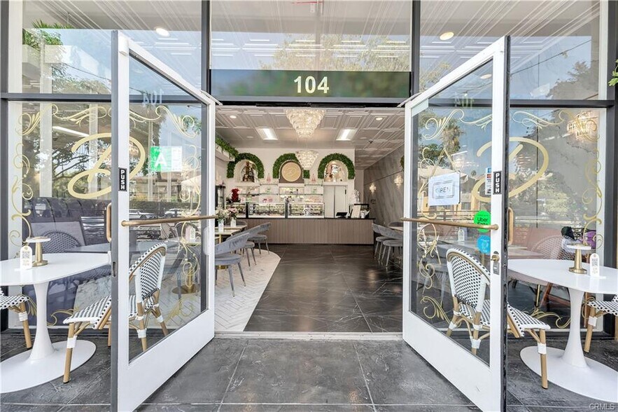 More Photos Of 12930 Ventura Blvd, Studio City Freestanding For Lease