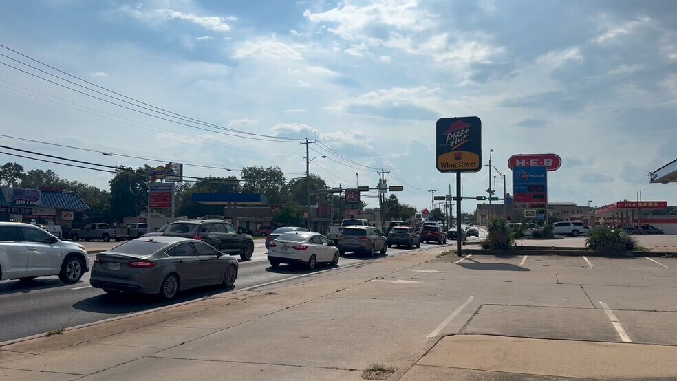 Primary Photo Of 424 W Henderson St, Cleburne Auto Dealership For Lease
