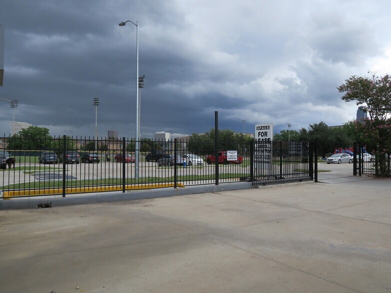 More Photos Of 5707 Schumacher Ln, Houston Auto Dealership For Lease