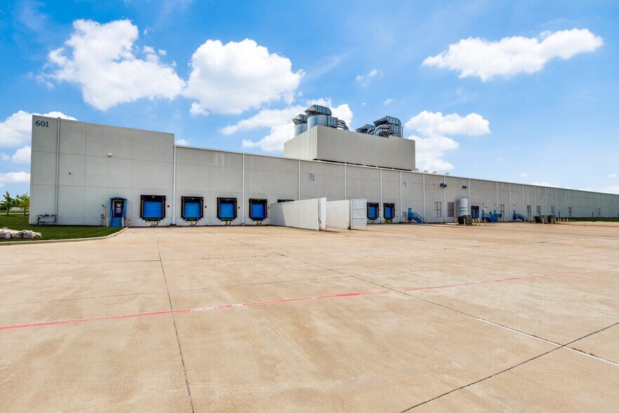 More Photos Of 601 National Dr, Ennis Manufacturing For Sale