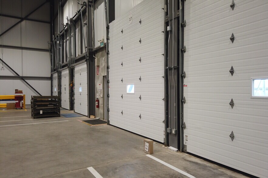 More Photos Of 1245 De L'aviation Av, Dieppe Manufacturing For Lease