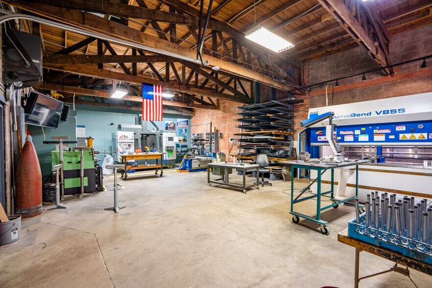 More Photos Of 2005 Wall St, Dallas Showroom For Lease