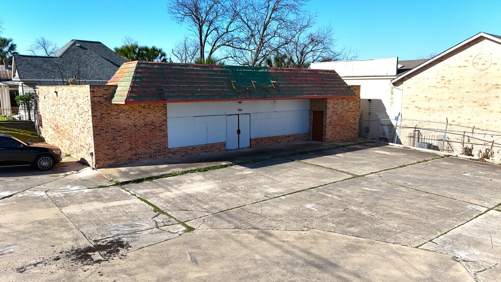 More Photos Of 1136 E Grayson St, San Antonio Convenience Store For Sale
