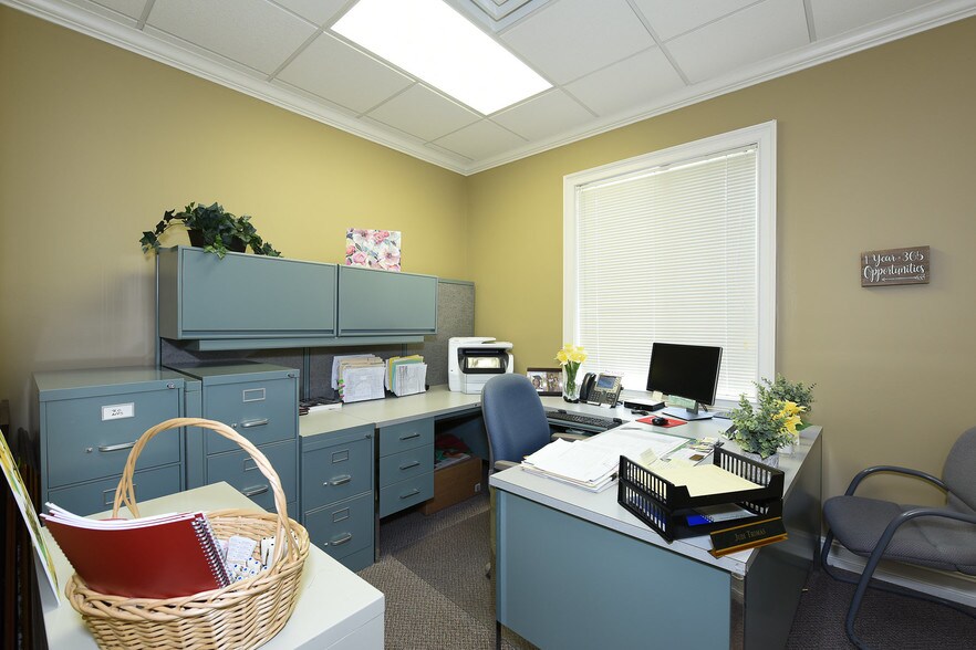 More Photos Of 3225 Shallowford Rd, Marietta Office For Lease