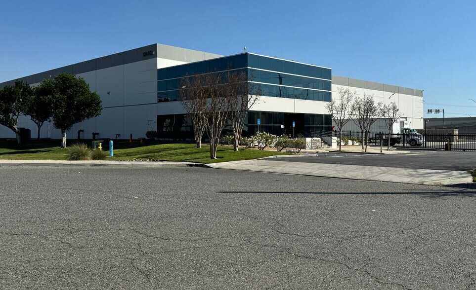 More Photos Of 12450 Philadelphia St, Eastvale Warehouse For Lease