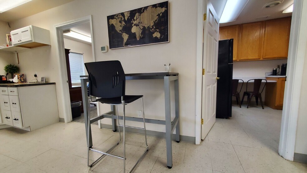 More Photos Of 223 W Wine Country Rd, Grandview Office For Sale