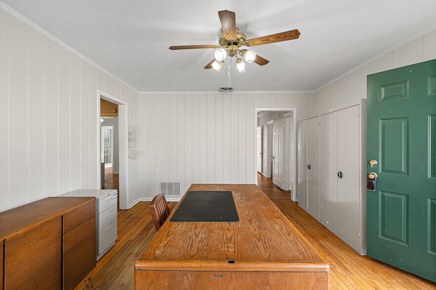 More Photos Of 208 S 31st St, Corsicana Flex For Sale
