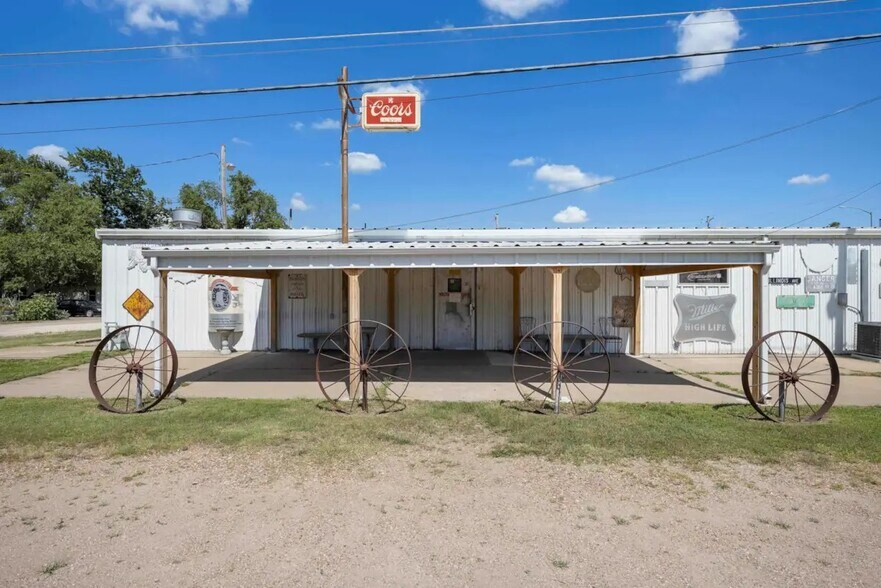 More Photos Of 2106 E 4th Ave, Hutchinson Storefront For Sale