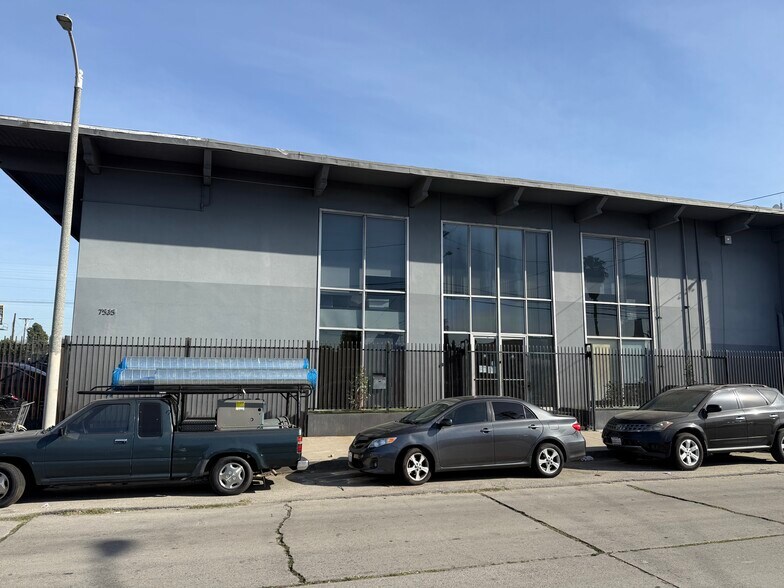 More Photos Of 7535 Woodman Pl, Van Nuys Warehouse For Lease