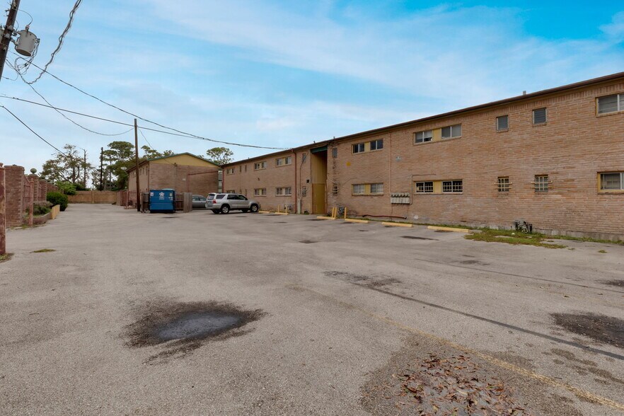 More Photos Of 3501 N Macgregor Way, Houston Apartments For Sale