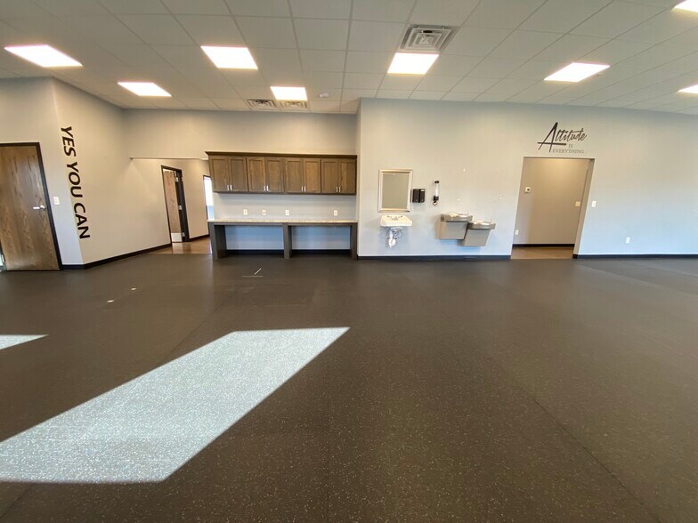 More Photos Of 2221 John Williams Blvd, Bedford Office For Sale