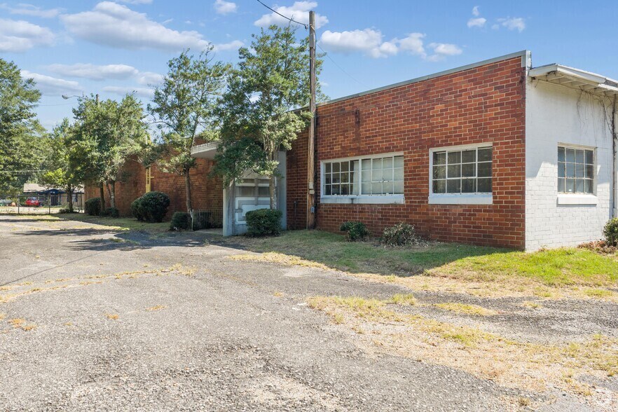 More Photos Of 300 N Newton Ave, Newton Manufacturing For Sale