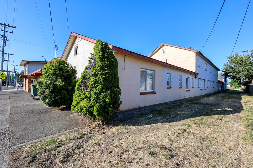 More Photos Of 2178 Winchester Ave, Reedsport Hotel For Sale