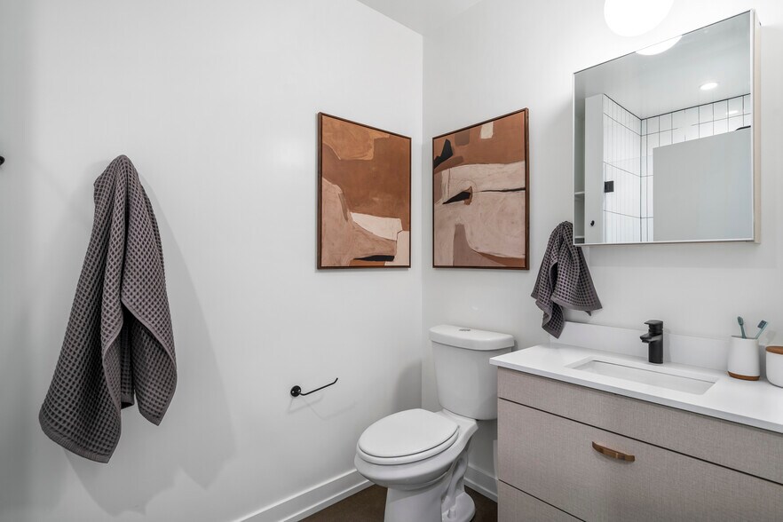 More Photos Of 1135 W Winona St, Chicago Apartments For Lease