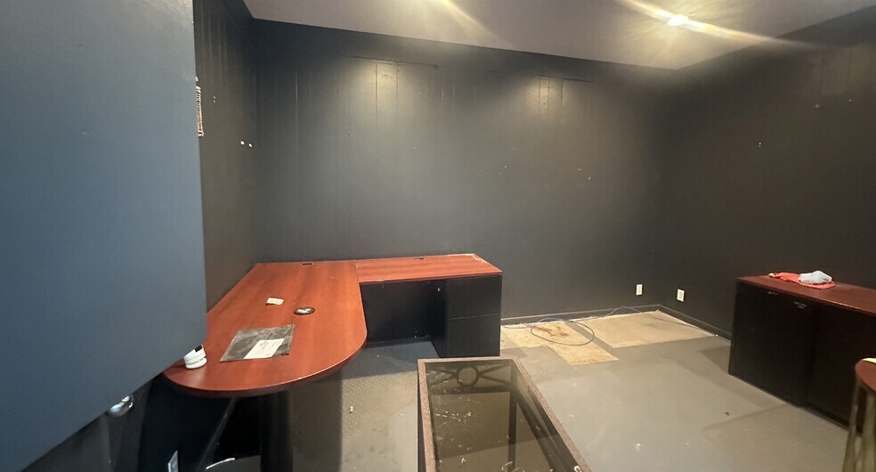 More Photos Of 3229 E Washington St, Phoenix Manufacturing For Lease